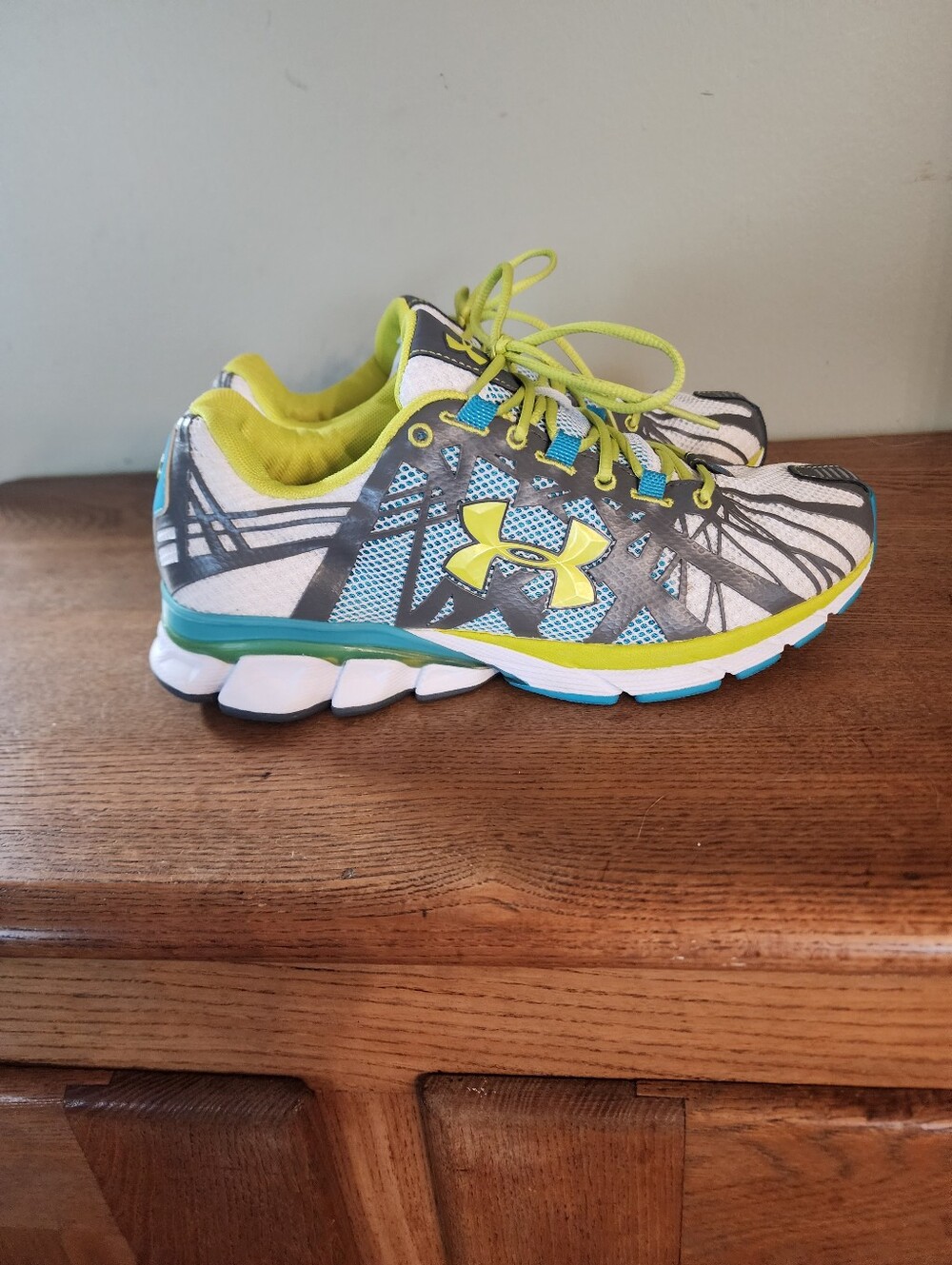 Women's Under Armor Run Sz 9 Running Shoes - Picture 3 of 8